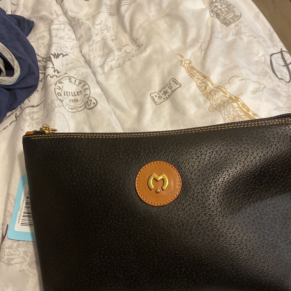 Mila seton Excellent Black and Gold leather clutch - Picture 2 of 8
